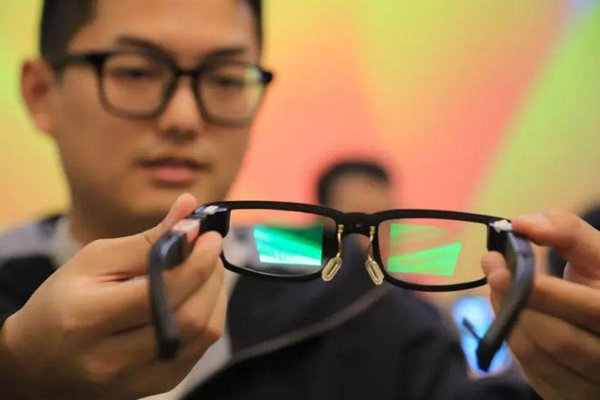 Im体育网站：搭载JBDMicroLED屏全球首款PVG光波导技术AR眼镜发布(图1)