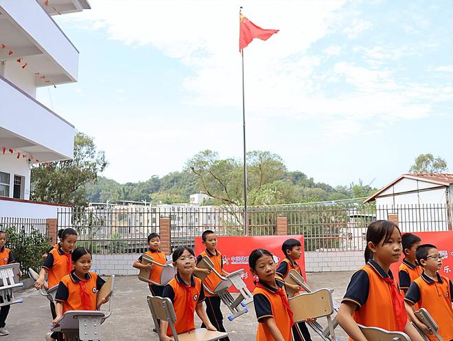 Im体育网站：深圳体彩第九届爱心资助乡村学校体育器材活动再启航(图1)