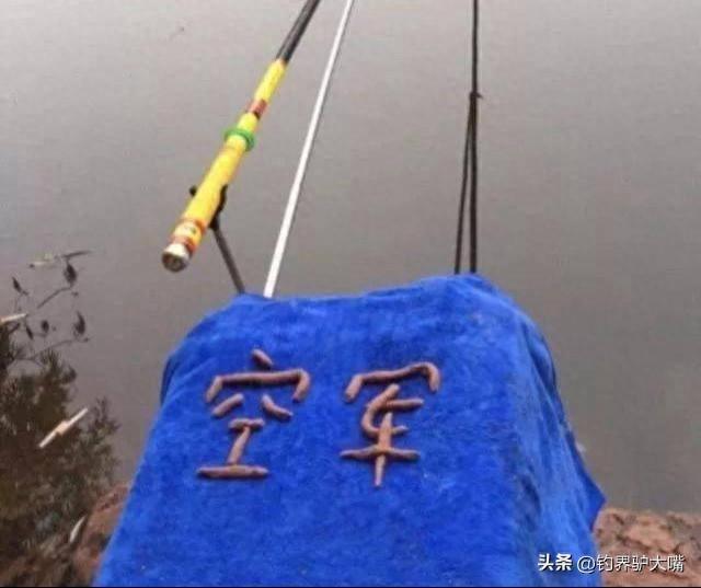 江西男子钓鱼打龟一怒之下下水摸鱼网友：不讲武德(图1)