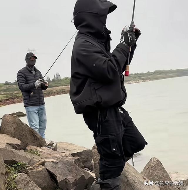 江西男子钓鱼打龟一怒之下下水摸鱼网友：不讲武德(图2)