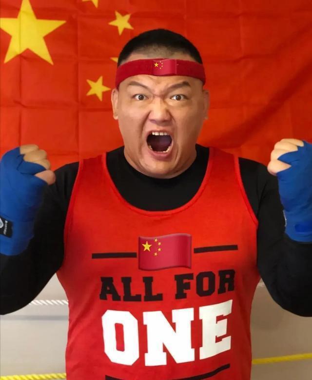 张君龙2025年要有大动作？知情人：正与著名拳王谈判交战！(图1)