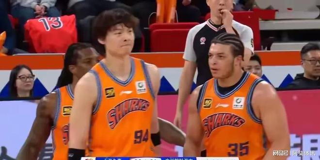 爆冷！广东半场输上海18分三分球狂铁吉伦沃特不上场(图2)