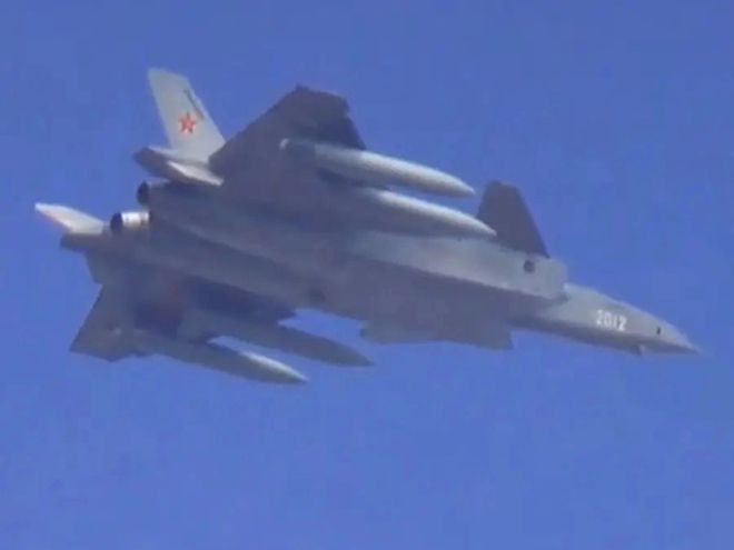 敌人倒吸冷气！歼-20“野兽模式”刷爆全网挂满14枚空空导弹！网友：不要隐身了？(图3)