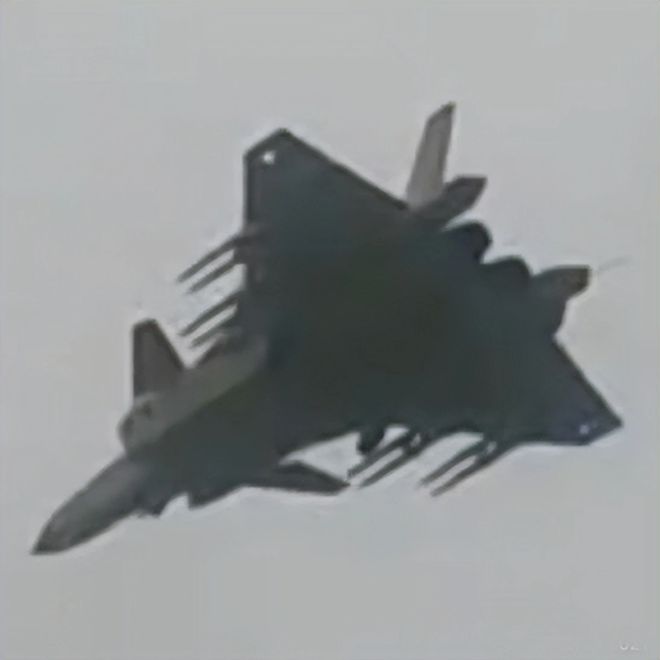敌人倒吸冷气！歼-20“野兽模式”刷爆全网挂满14枚空空导弹！网友：不要隐身了？(图4)