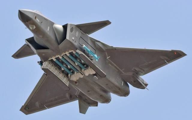 敌人倒吸冷气！歼-20“野兽模式”刷爆全网挂满14枚空空导弹！网友：不要隐身了？(图11)