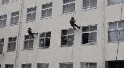 Im（中国体育）：最离奇的死法？日本自卫队员被机枪砸中胸口当场死亡！丨轻武专栏(图18)