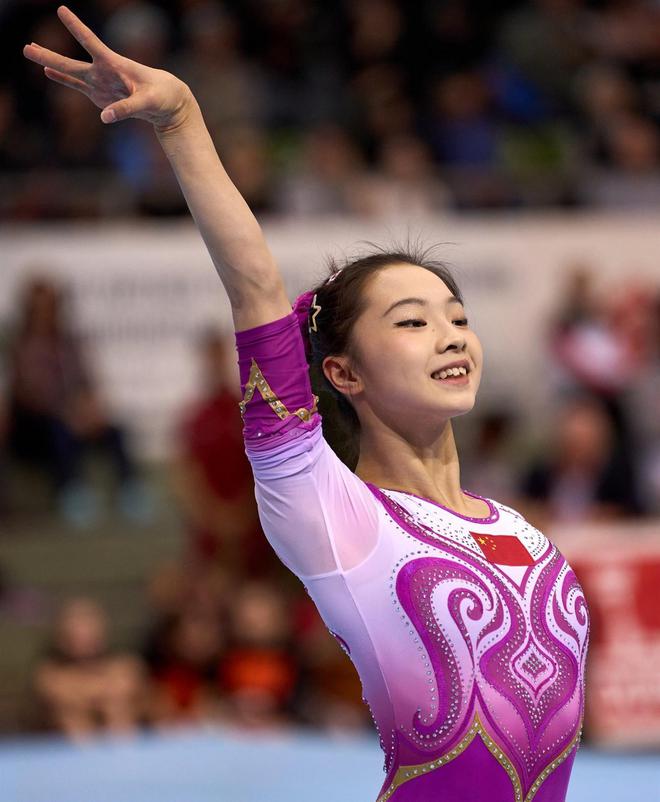 Im体育网站：恭喜！中国体操又一16岁美女新星崛起：首次出征大赛夺冠+获3奖牌(图2)