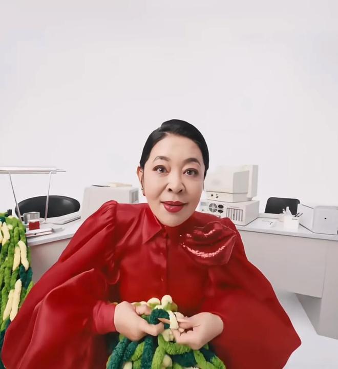 66岁倪萍拍母亲节广告嘴大下巴长脸变形被吐槽开了恐怖特效(图2)