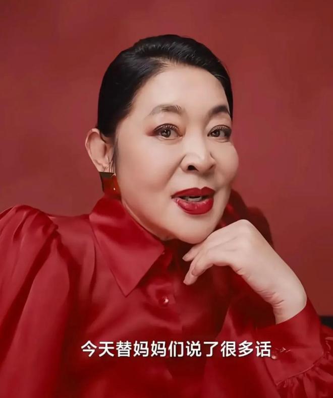 66岁倪萍拍母亲节广告嘴大下巴长脸变形被吐槽开了恐怖特效(图5)