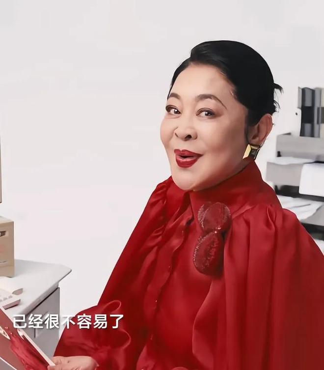 66岁倪萍拍母亲节广告嘴大下巴长脸变形被吐槽开了恐怖特效(图3)