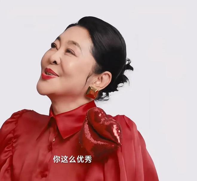 66岁倪萍拍母亲节广告嘴大下巴长脸变形被吐槽开了恐怖特效(图6)