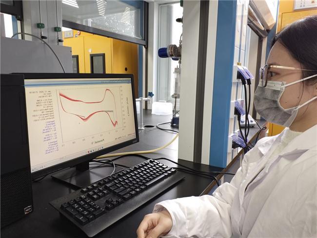 Im体育网站：成都理工大学氢溢求清团队攻克电解水制氢催化剂技术难关(图1)