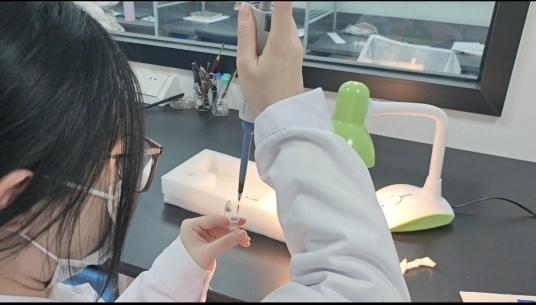 Im体育网站：成都理工大学氢溢求清团队攻克电解水制氢催化剂技术难关(图2)