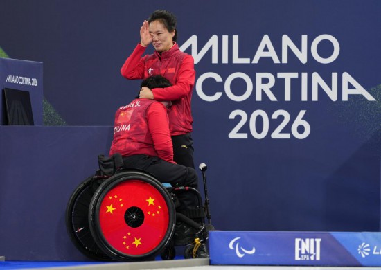 “我们同心合一”——中国队圆梦冬残奥首枚轮椅冰壶混双金牌(图1)
