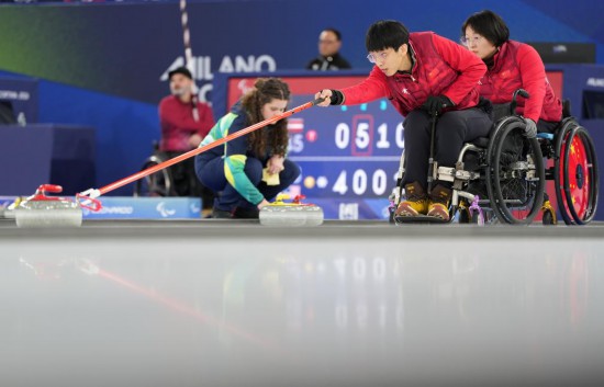 “我们同心合一”——中国队圆梦冬残奥首枚轮椅冰壶混双金牌(图2)