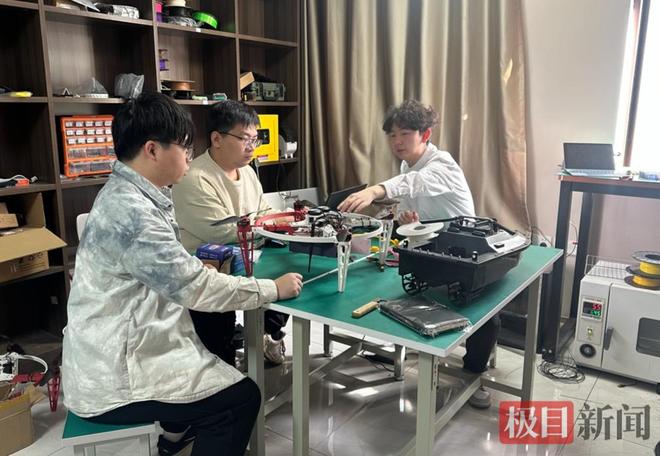 “00后”海归在襄阳把无人机玩出花：掌心大小续航30分钟能抗四级大风还拿下科创大奖(图1)