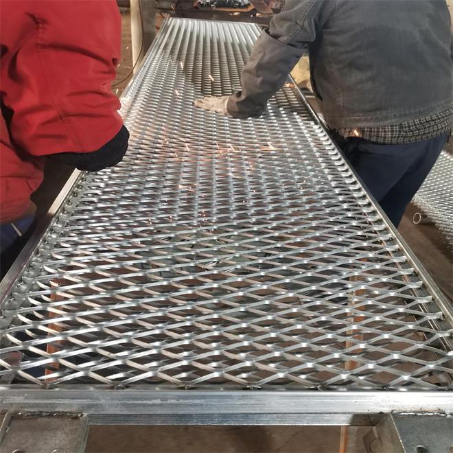 从隧道到高速主线：高速防眩网厂家视角下的交通防护实践(图2)